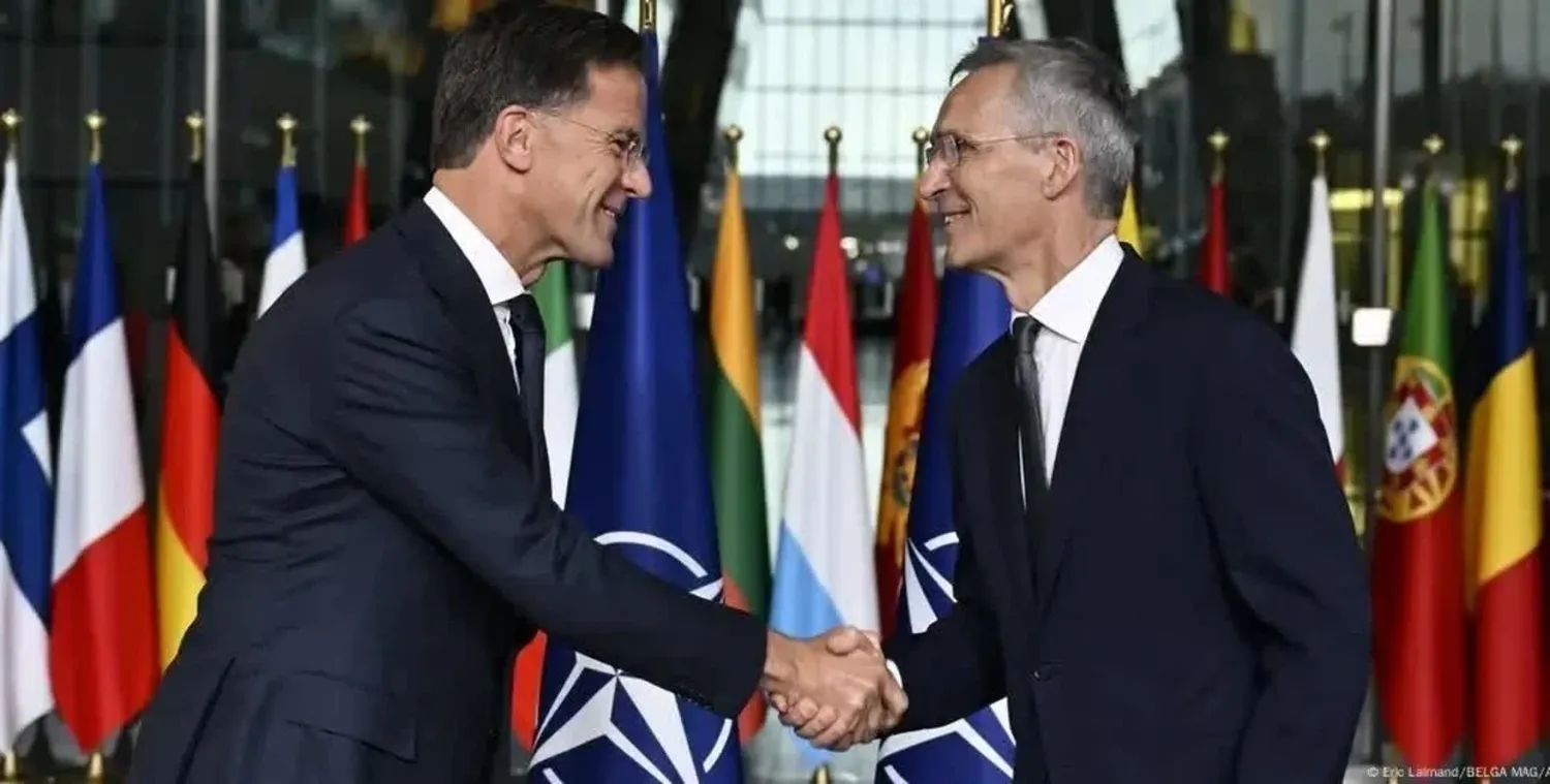 Bruselas. Mark Rutte y Jens Stoltenberg se saludan cordialmente, en la ceremonia de traspaso del mando de la OTAN. Eric Lalmand/AFP/DW