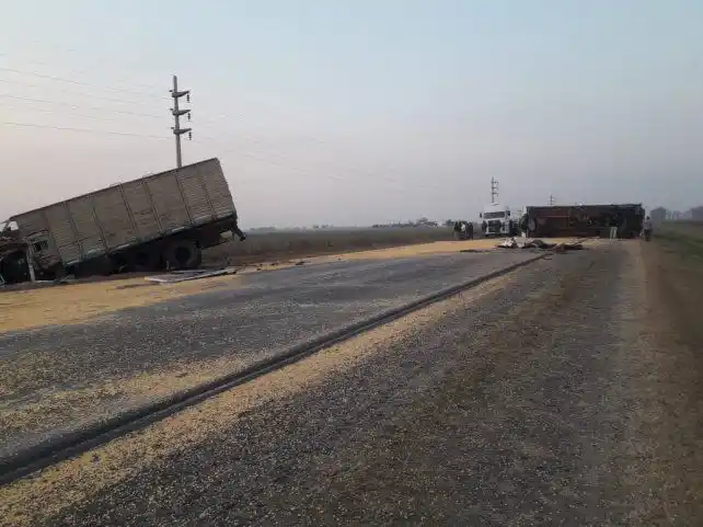 Roldán: choque y vuelco de camiones en la ruta A012