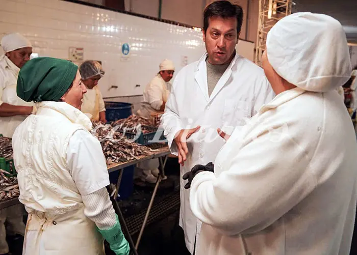 Rojas recorrió una procesadora de pescados