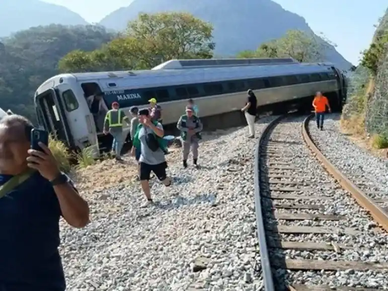 Descarriló un tren en México: 13 muertos y 98 heridos