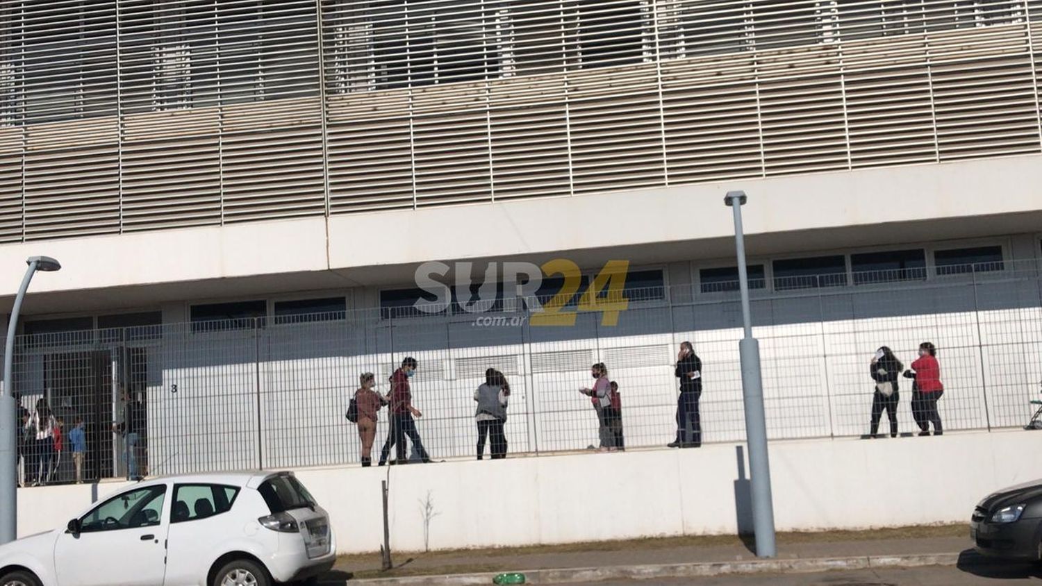 Hospital Gutiérrez: larga fila para hisopados