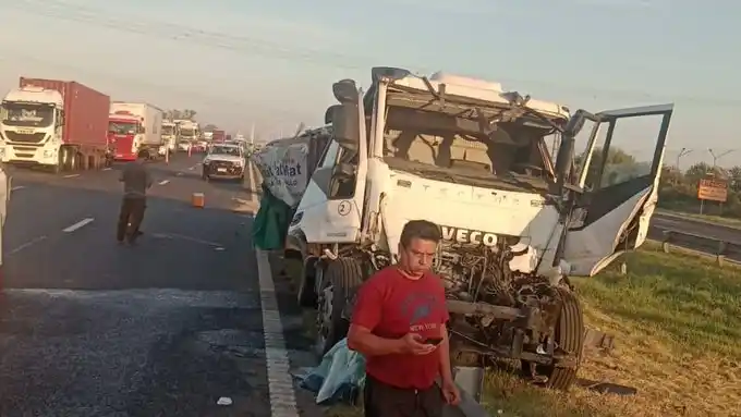 Un conductor quedó atrapado tras un choque de camiones en Ruta 9 a la altura de Campana