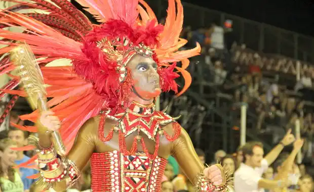 Titi Ricciuto le da vida al Dios africano Xangó en Kamarr