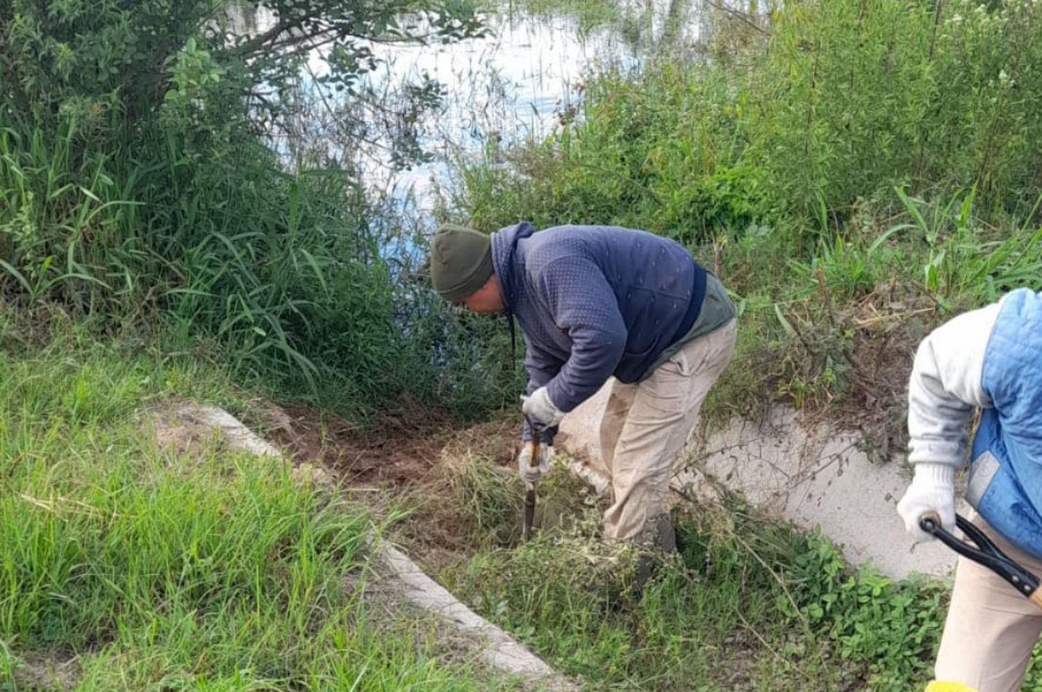 Continúa la limpieza de canales en la zona de la costa