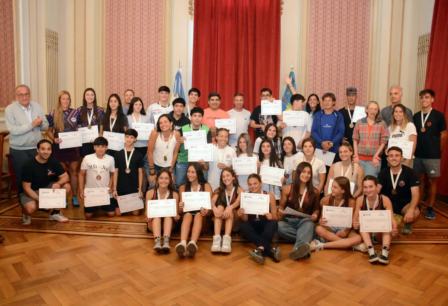 Los medallistas, con sus diplomas, junto a profesores y el intendente Miguel Lunghi