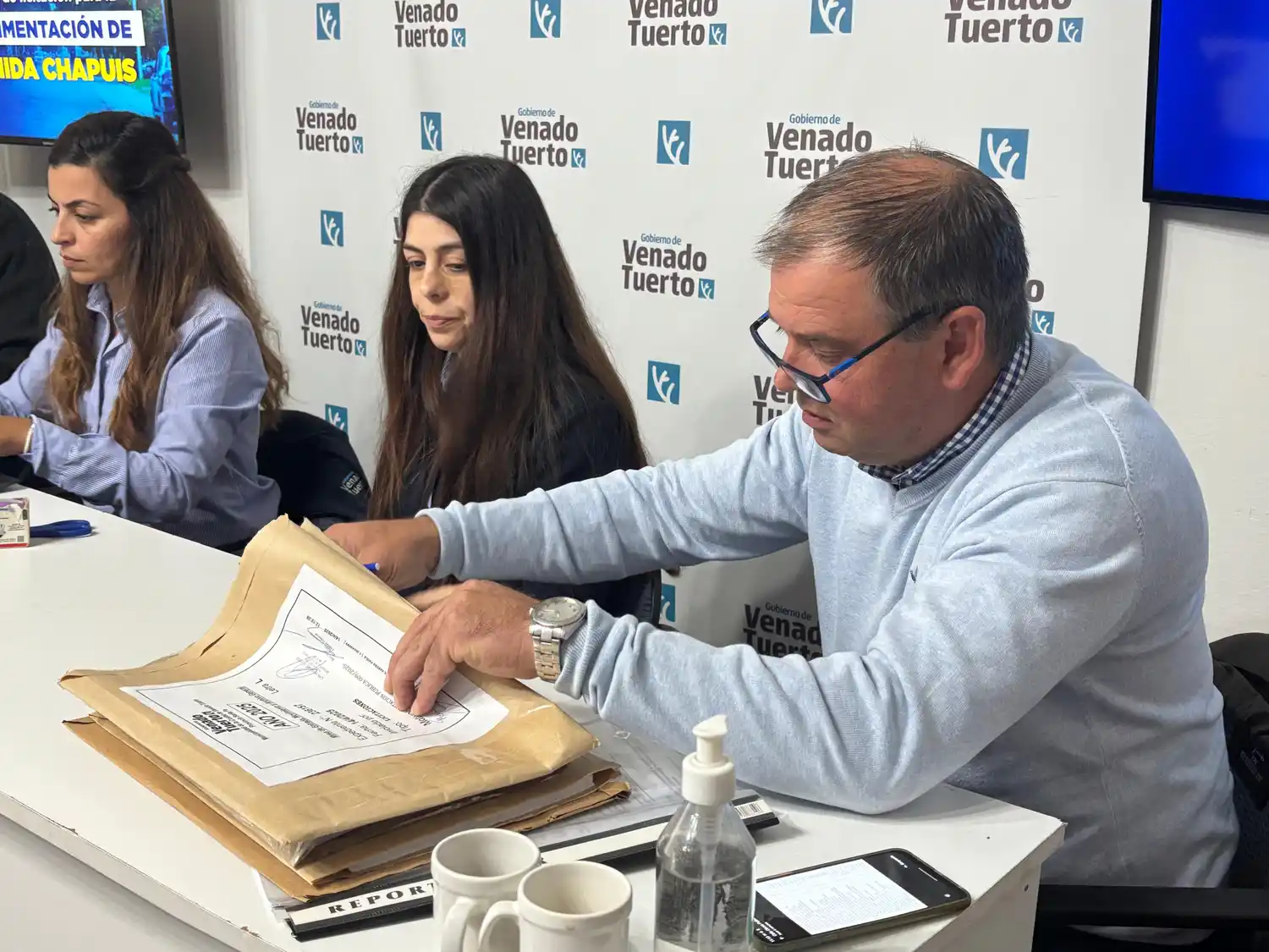 El secretario de Obras Públicas en el momento de la apertura de sobres.