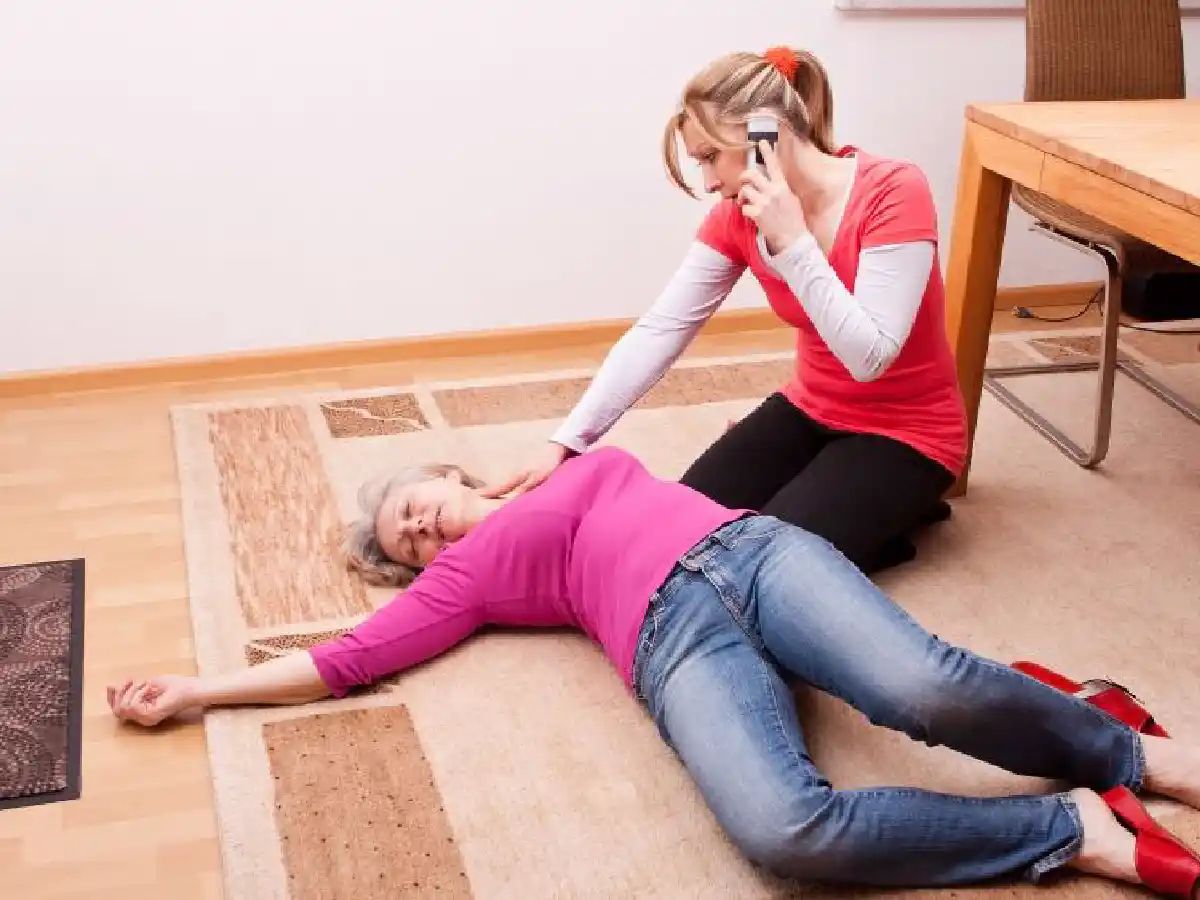 Cómo actuar cuando una  persona se desmaya