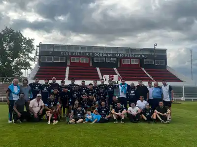 La delegación tandilense durante el reconocimiento del campo de juego.
