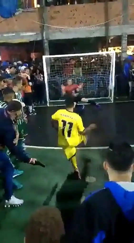 El penal con más presión del mundo: pateó mientras le apuntaban con un revolver