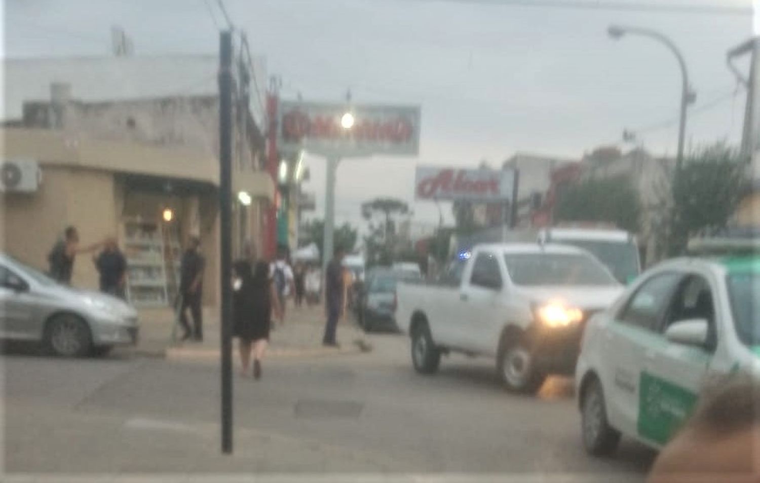 Estaba mal estacionado, le fueron a hacer la multa y chocó a una inspectora