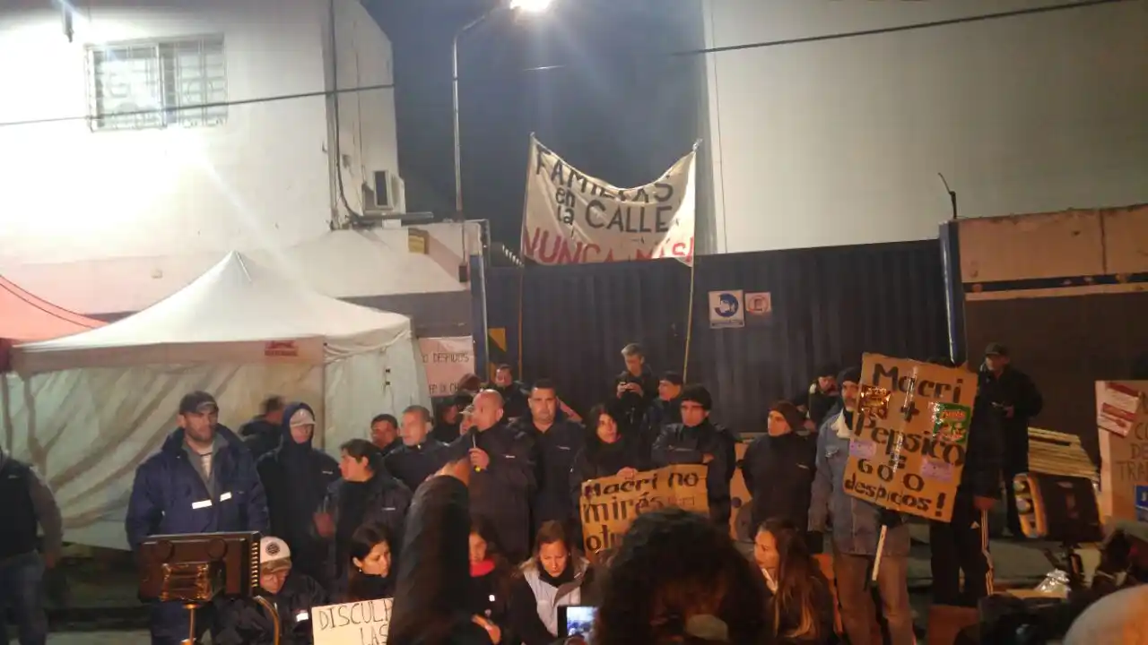 Trabajadores de PepsiCo mantienen acampe en la planta de Vicente López