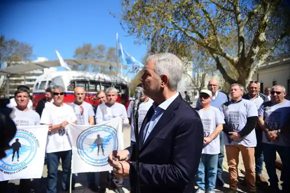 La Plata: Alak despidió a un contingente de ex combatientes locales que viajará a las Islas Malvinas