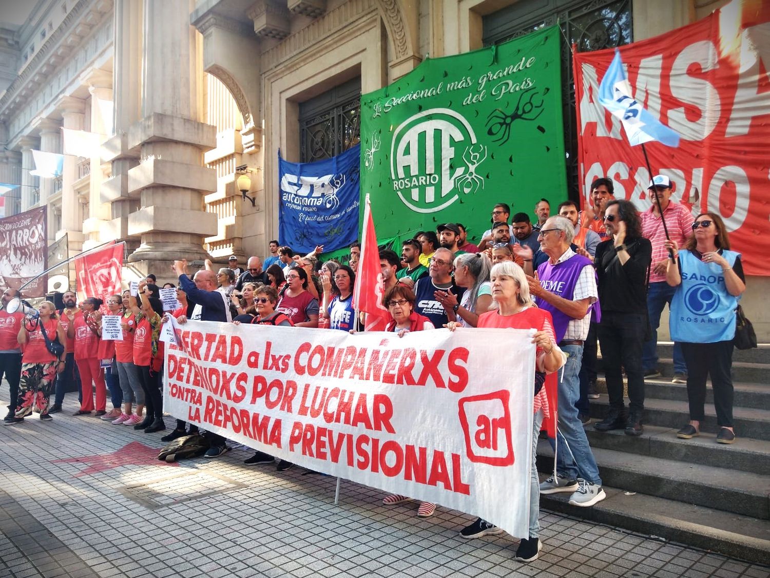 Masivo reclamo para exigir la liberación de los cinco gremialistas detenidos por los incidentes en la Legislatura