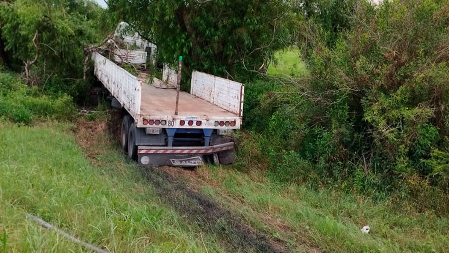 Despistaron un auto y un camión en la autovía Ruta Nacional 12