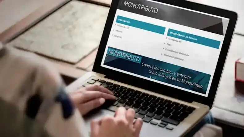 El Gobierno analiza eliminar el monotributo y que más trabajadores paguen el impuesto a las ganancias