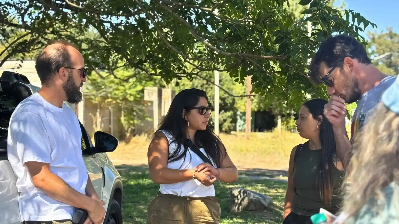 La diputada de Fuerza Patria, Noelia Saavedra, en plena recorrida por Cerro Leones.