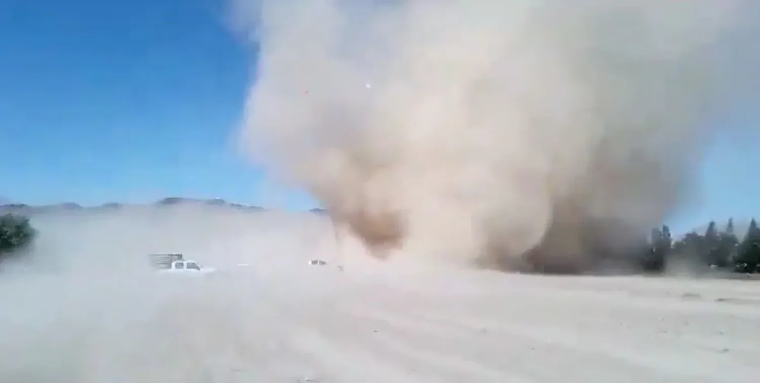 Un fuerte remolino de viento y tierra dejó a dos personas heridas