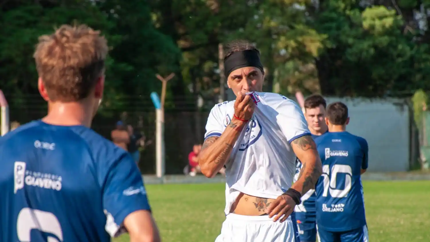 Gentileza: Abrazo de gol