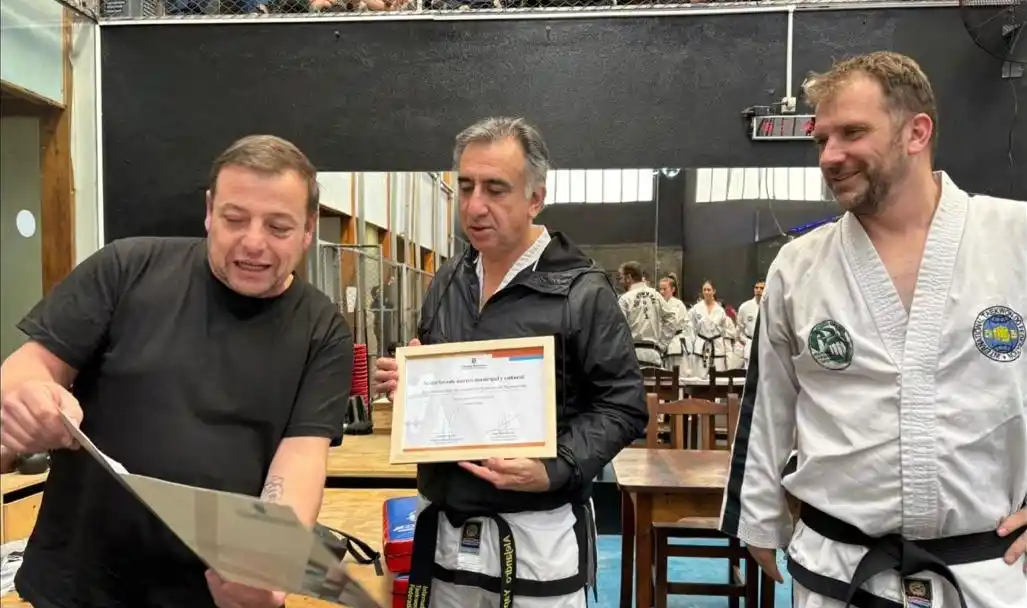 El concejal barilochense Juan Pablo Ferrari entregandole la distinción a Alejandro Yapuncic.