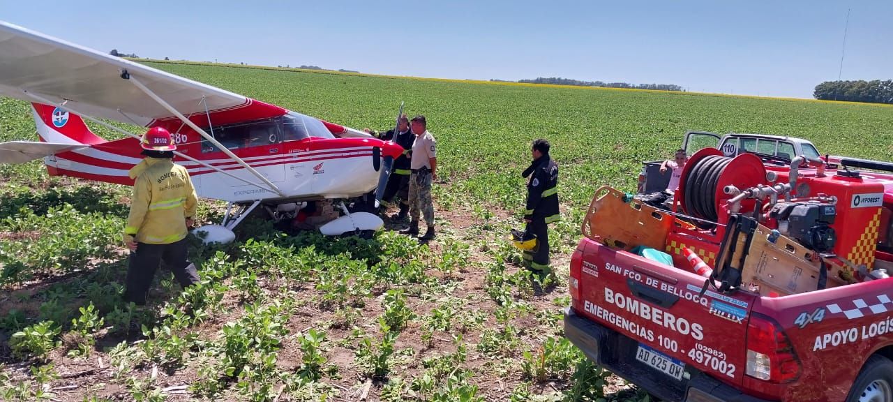 Bomberos de Bellocq acudieron a un aterrizaje preventivo en un campo