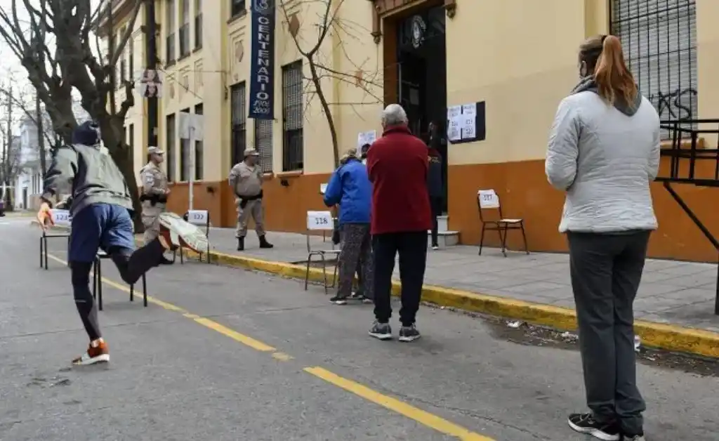 Increíble: escapó corriendo de una escuela para no ser presidente de mesa