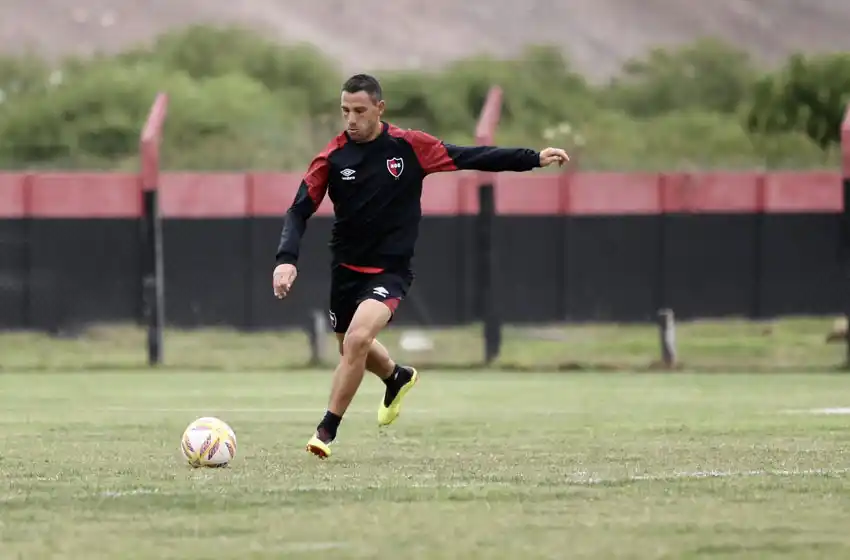 Tras la última práctica en Rosario, Newell’s viajó con equipo definido
