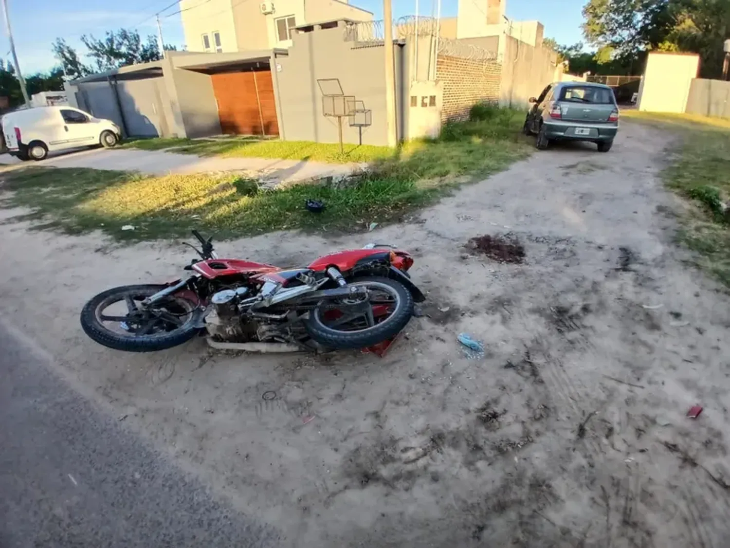 Dos hombres que trasladaban en moto chocaron contra un auto