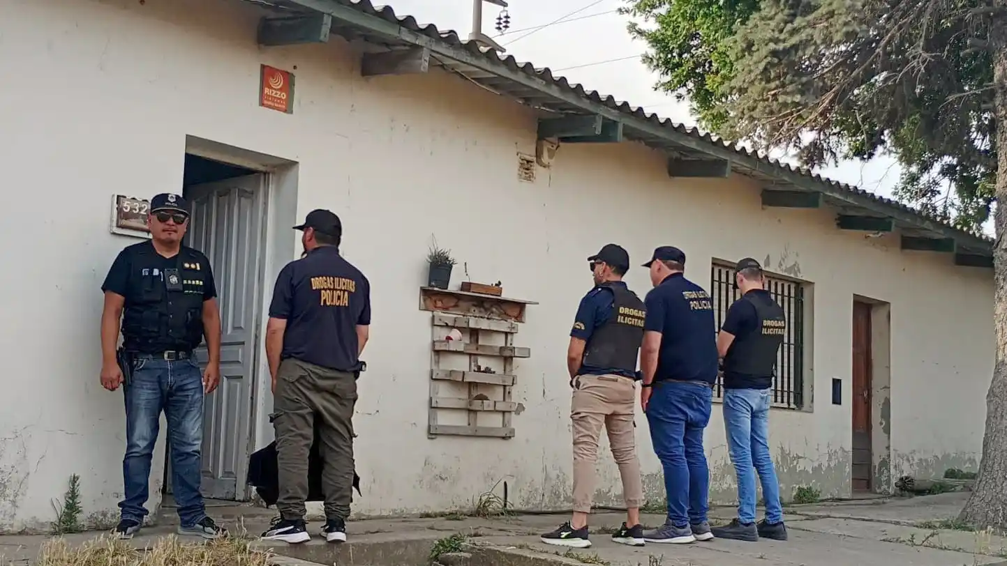 Policías en pleno procedimiento esta tarde, en Quequén