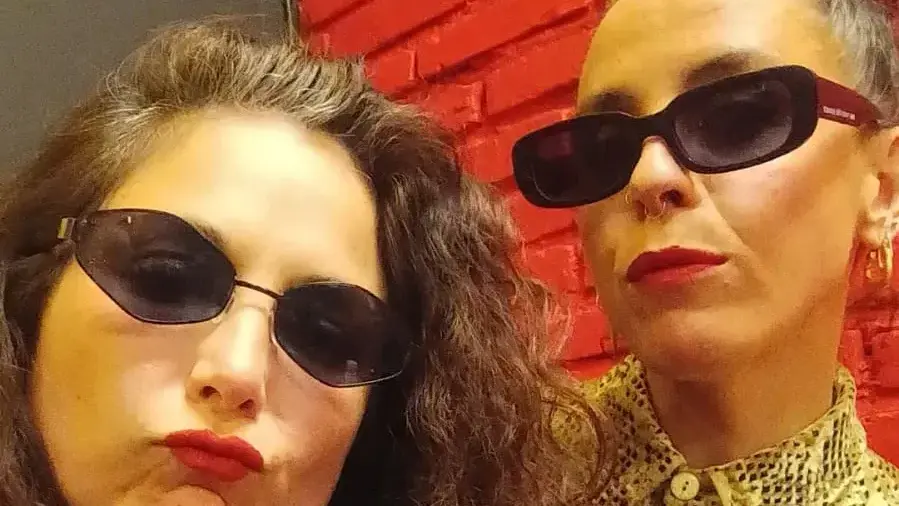 Desde Coronel Suárez llegará Kalimochas, dúo integrado por Josefina Thomas y Clara Aguirre, que compartirán fecha con Aromamora y Diego Indie