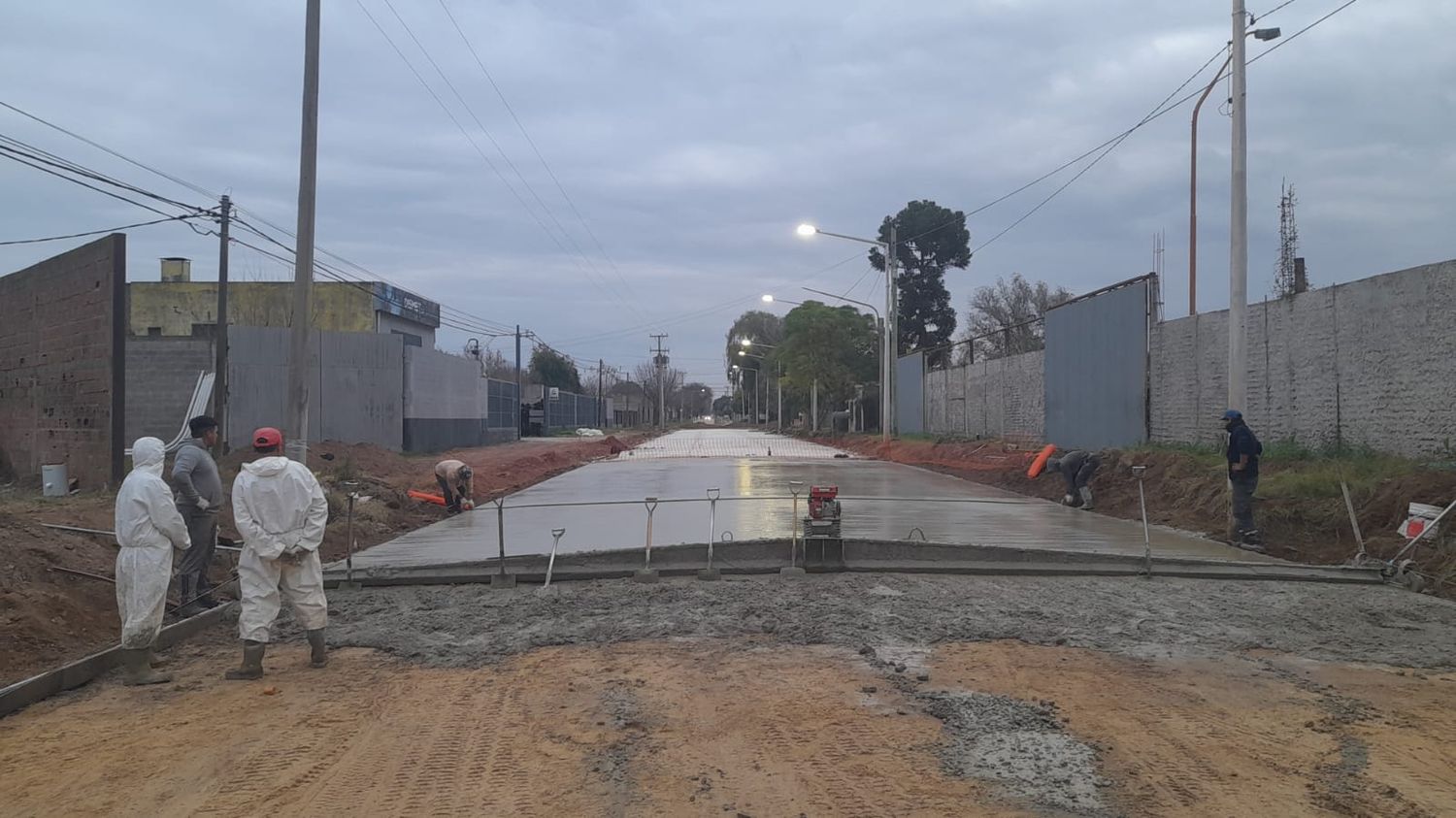 La cuadrilla municipal en plena tarea.