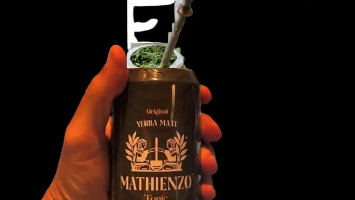 Mate con tónica en lata para beber frío como refresco. (Montaje)