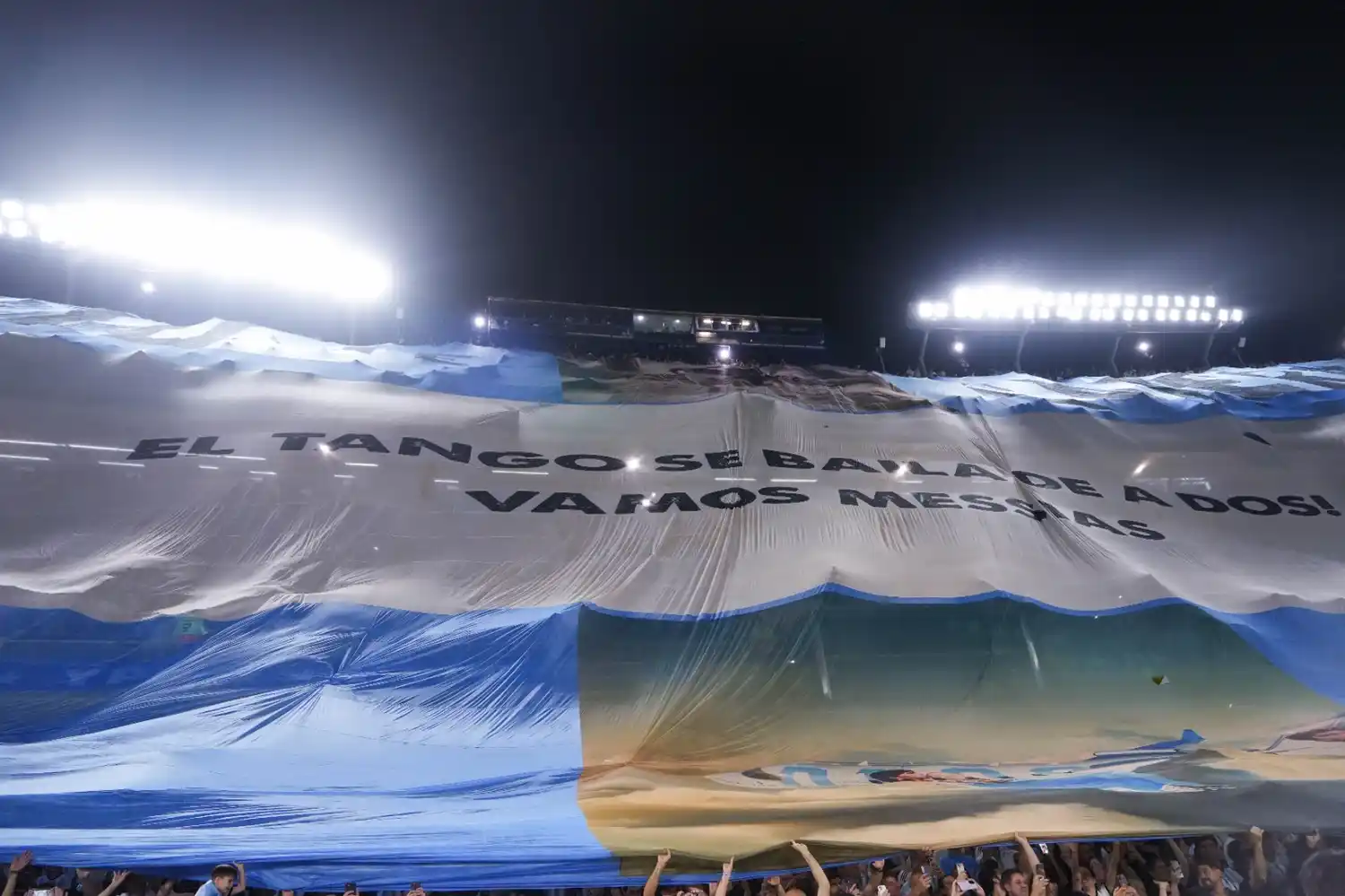 La gran bandera desplegada por los hinchas