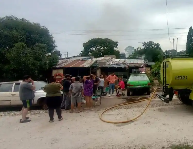 Personal de bomberos acudió al lugar para comenzar con las tareas de extinción.