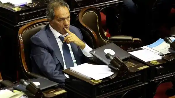 Investigan a Scioli por 78 vuelos que hizo con un helicóptero de una empresa privada