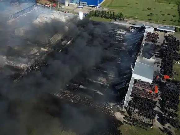 Ezeiza: la Justicia espera pruebas clave mientras el incendio sigue activo y demora las pericias