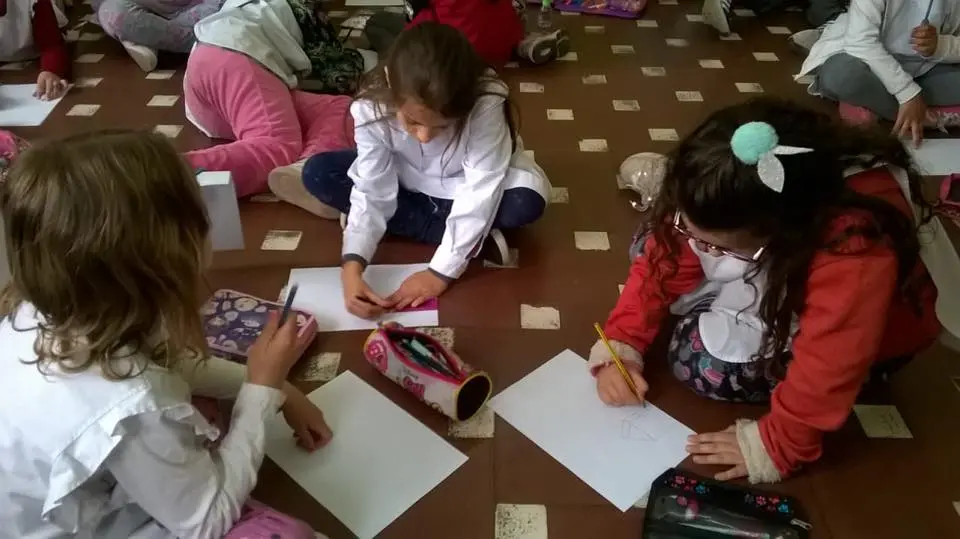 Taller de costura para niños en el Centro Cultural Necochea