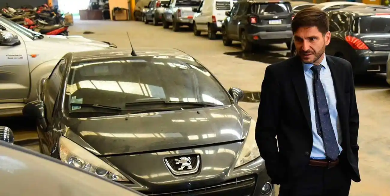 El gobernador mantiene una intensa agenda. En la imagen recorriendo el lugar donde se resguardan bienes secuestrados por diferentes causas judiciales, entre ellas por narcotráfico.