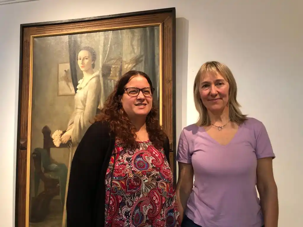 Guadalupe Suasnábar e Inés Szigety, junto a uno de los cuadros que exhibirán en "Línea Materna"