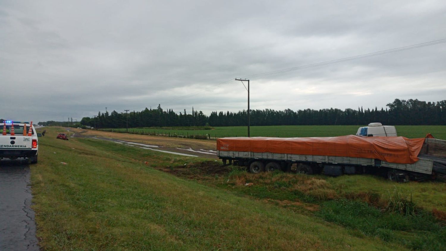 Ruta 9: camión impactó a un auto desde atrás y despistó