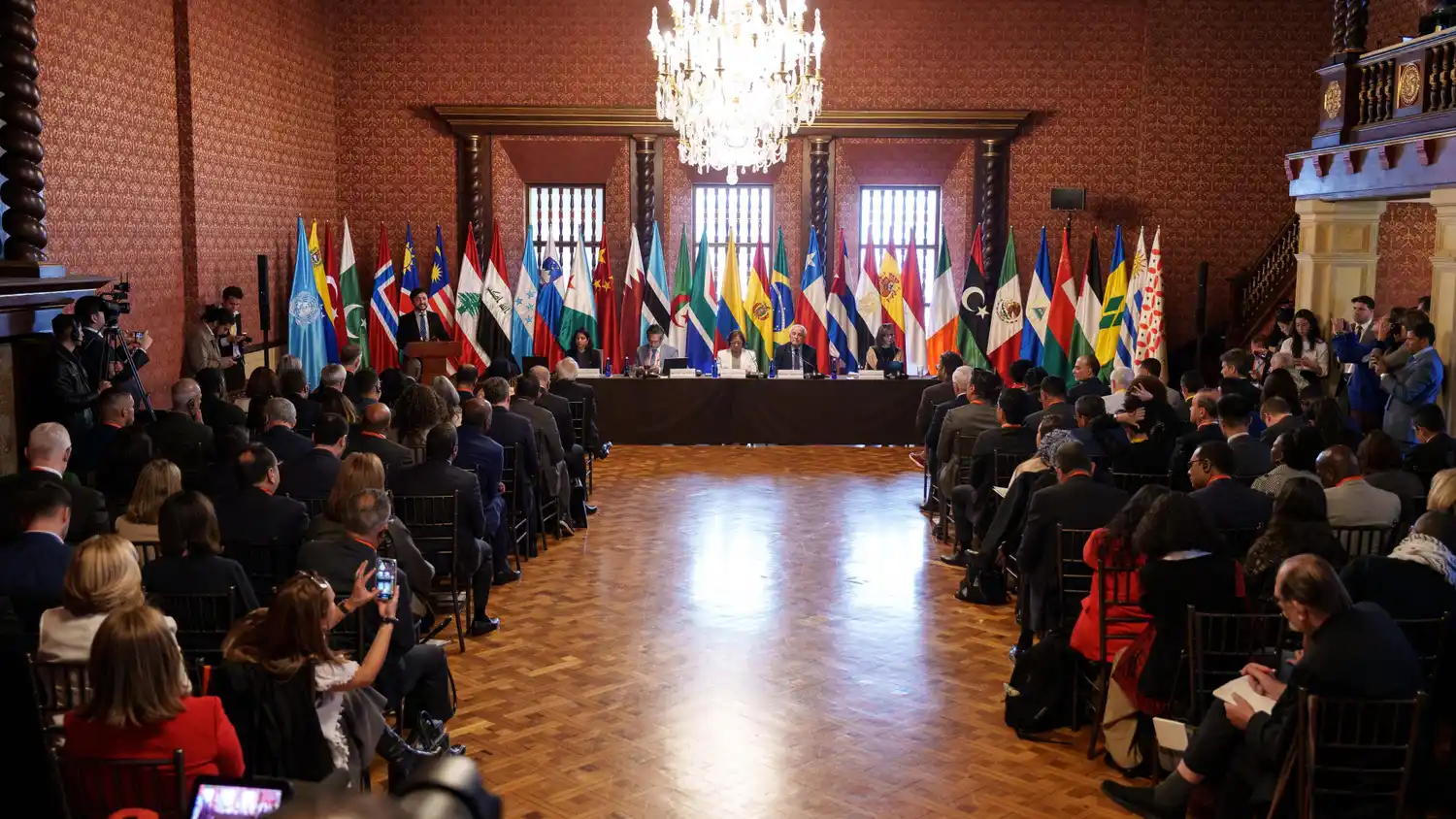 Representantes de más de 30 países participan en la Conferencia Ministerial sobre Palestina en Bogotá, convocada por Colombia y Sudáfrica para discutir acciones jurídicas frente a la crisis humanitaria en Gaza.