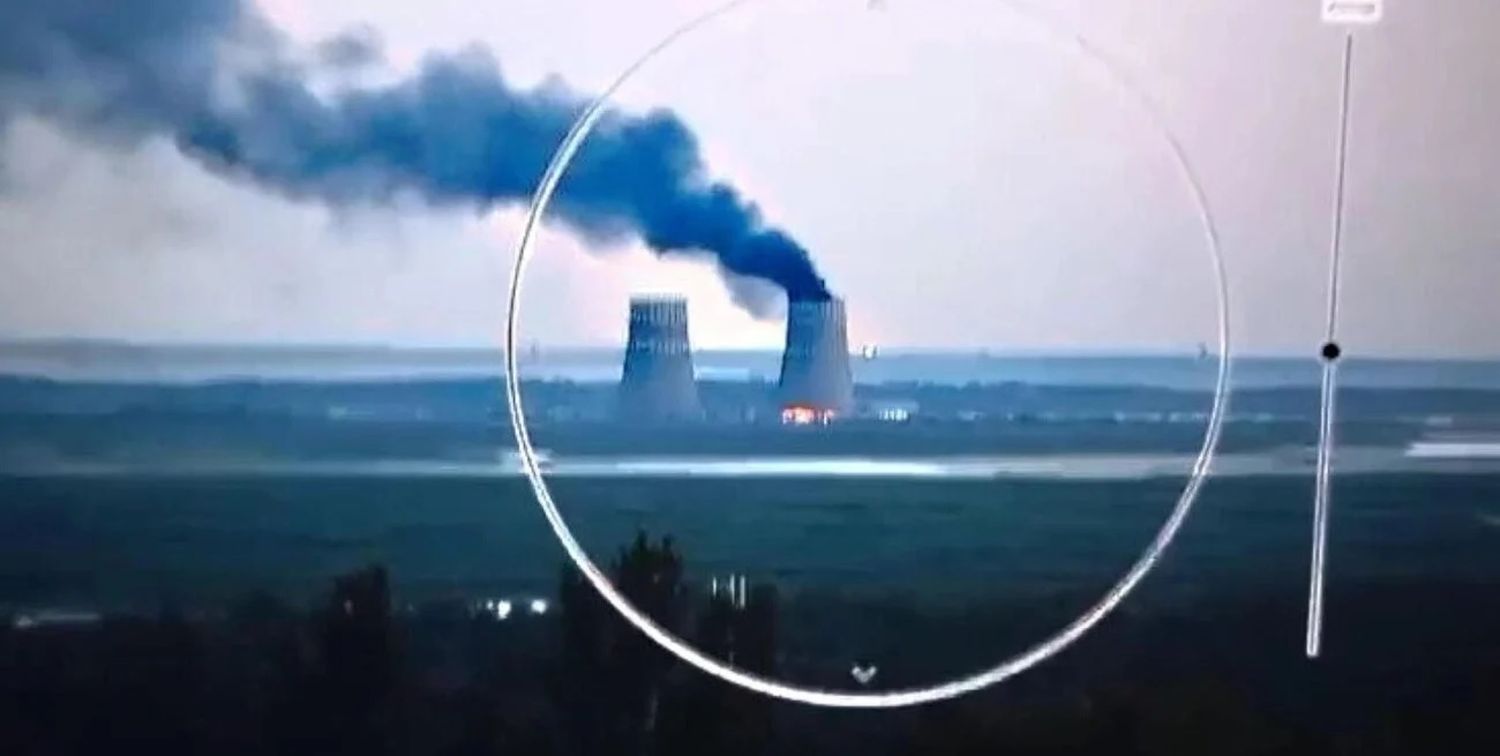 Columnas de humo oscuro salen de la zona norte de una torre de enfriamiento de la planta nuclear.