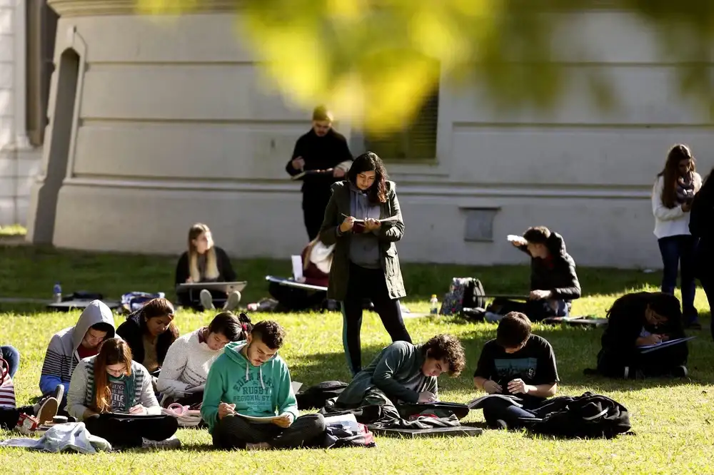 El 72,9% de los jóvenes bonaerenses del interior sueña con migrar a una ciudad grande para estudiar o trabajar, según una encuesta del Gobierno.