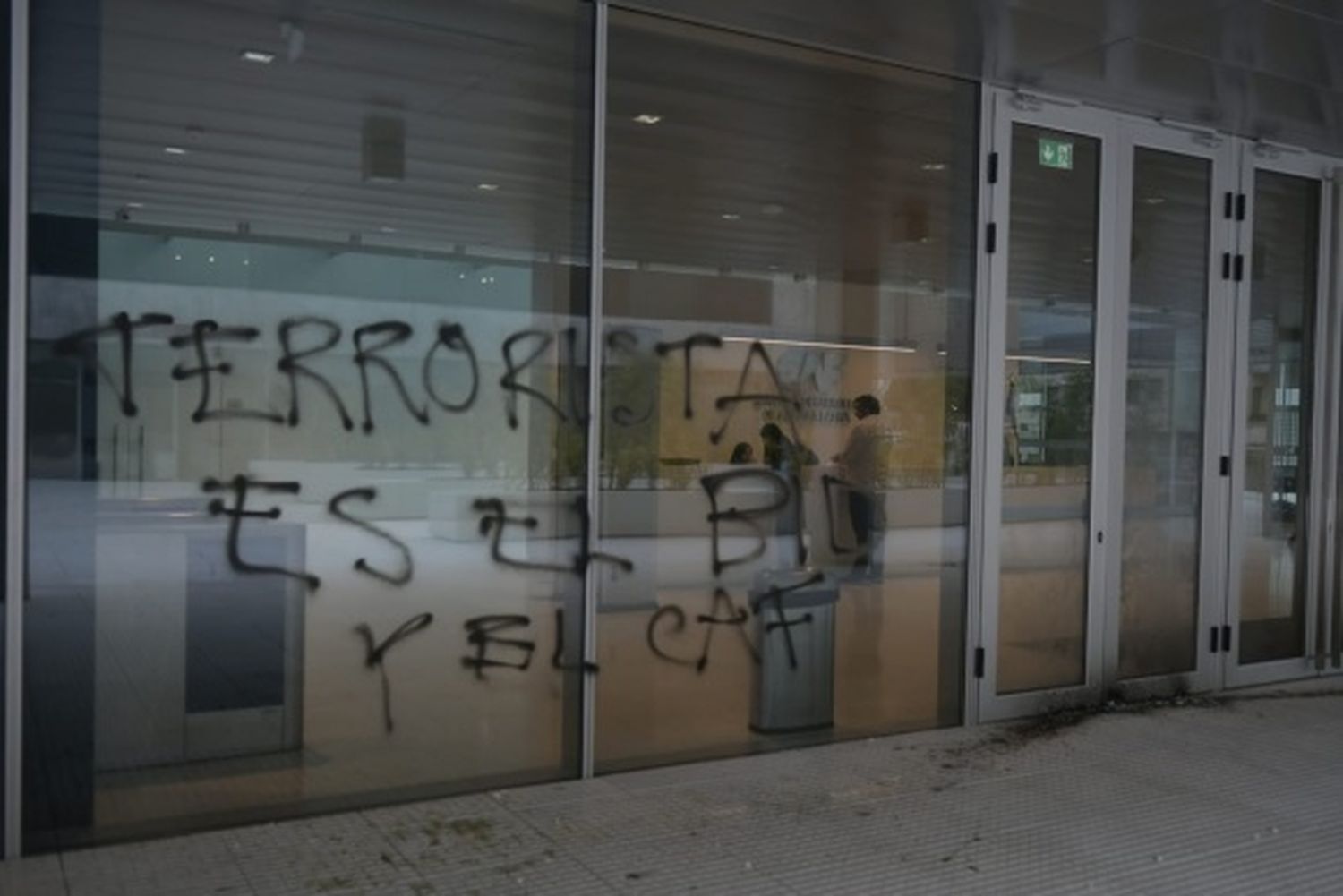 Vandalizaron la sede del banco que financia a UPM