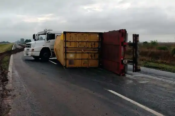 Un rafaelino sufrió el vuelco del camión en Ruta Provincial Nº 39 y tuvo que ser hospitalizado