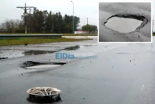 Más de media docena de autos rotos por un pozo en la rotonda