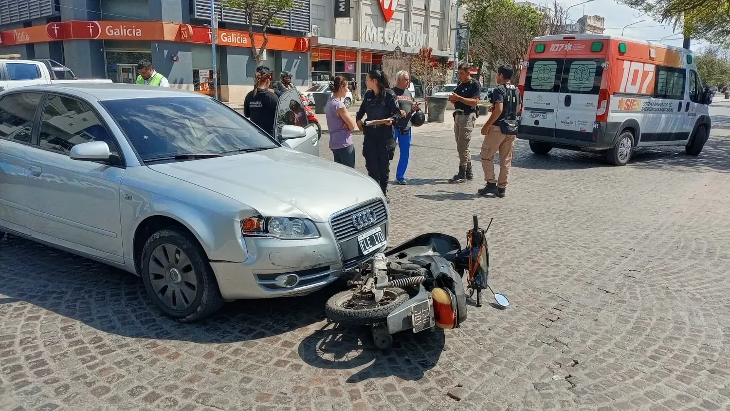 Choque en Bv. Santa Fe: un auto "se llevó puesta" una moto y terminaron esparcidos limones y un kilo de helado