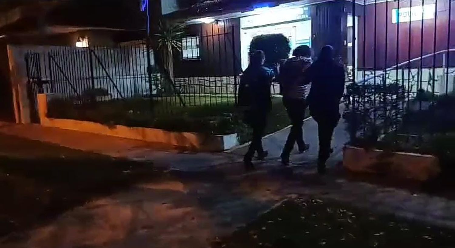 Roció con gas pimienta y golpeó al empleado de un bar porque no lo dejaron ingresar