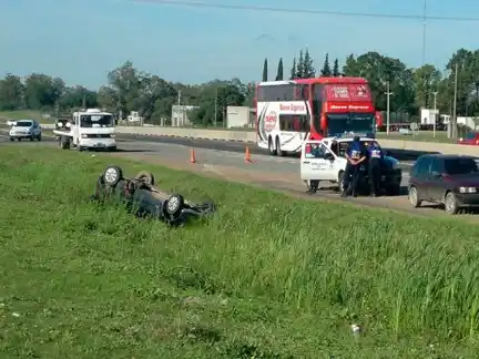 Cuatro mayores y un bebé fueron hospitalizados tras el vuelco de un auto