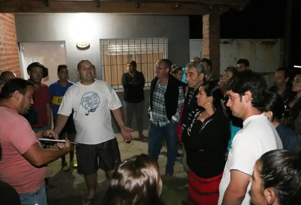 Vecinos del barrio Canadá reclamaron respuestas al jefe de la Cuarta