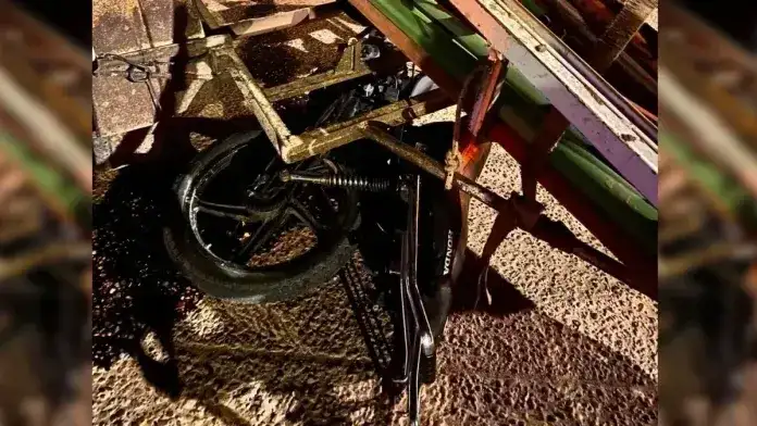 Grave choque: un motociclista se fracturó tras quedar debajo de un acoplado